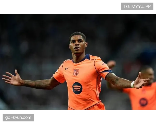 关键瞬间:B费后撤至中卫间接球发动长传,拉什福德反越位得手,展现曼联简洁战术